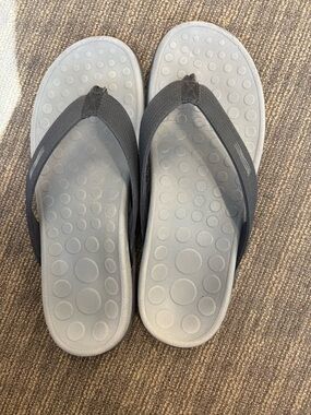 Vionic Wave Orthotic Flip Flops Gray Foam Bubble-Textured